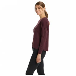 Stoic Women's Merino180 MMXX.Linköping L/S - Merino Shirt 13 Stoic Women's Merino180 MMXX.Linköping L/S - Merino Shirt -Stoic Shop stoic womens merino180 mmxxlinkoeping l s merino shirt detail 5